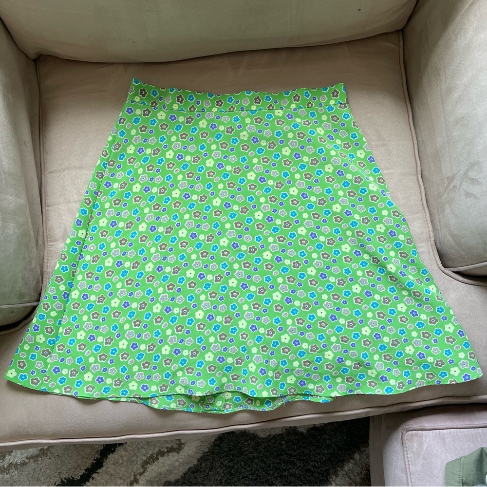 Green floral mini skirt (Size 9, see measurements)